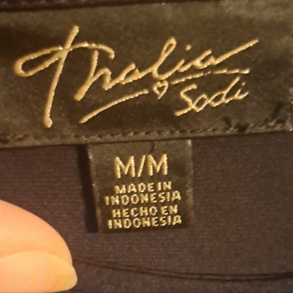 ✨ Thalia Sodi Black Cut-Out Sleeve Top – Chic & Edgy Classic ✨ - Picture 4 of 7